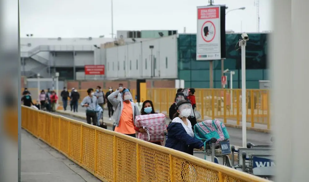 Emotivo encuentro de pasajeros que llegan del Cusco y sus familiares a las afueras del Jorge Chávez / Fotos: John Reyes