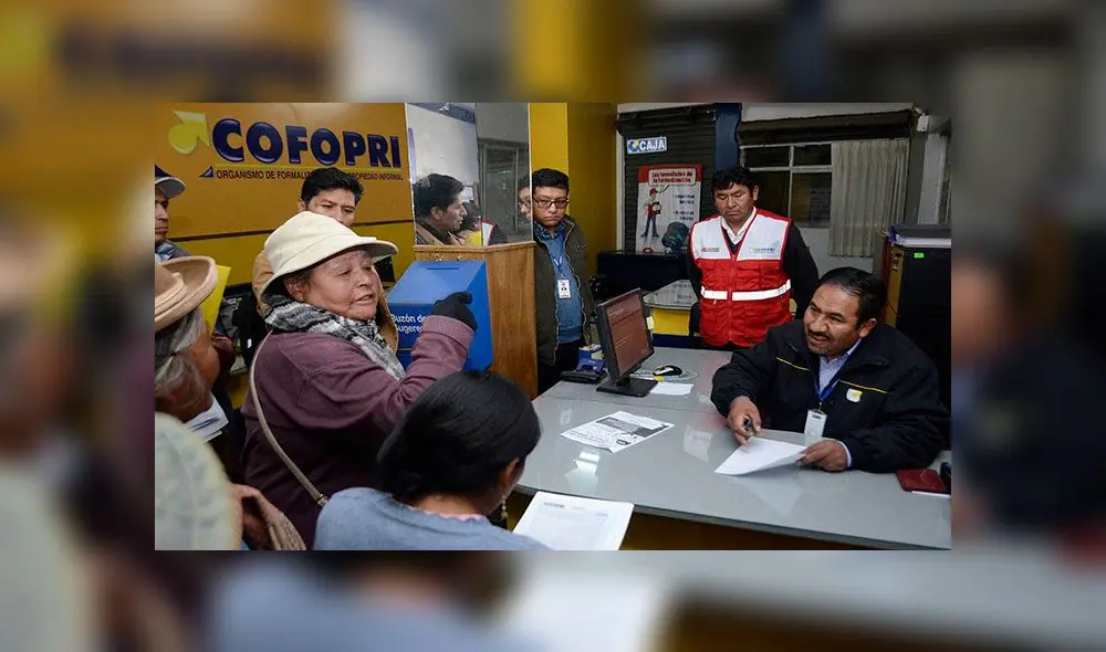 Hasta la oficina de Cofopri en Puno llegaron varias personas a denunciar al funcionario Hasta la oficina de Cofopri en Puno llegaron varias personas a denunciar al funcionario