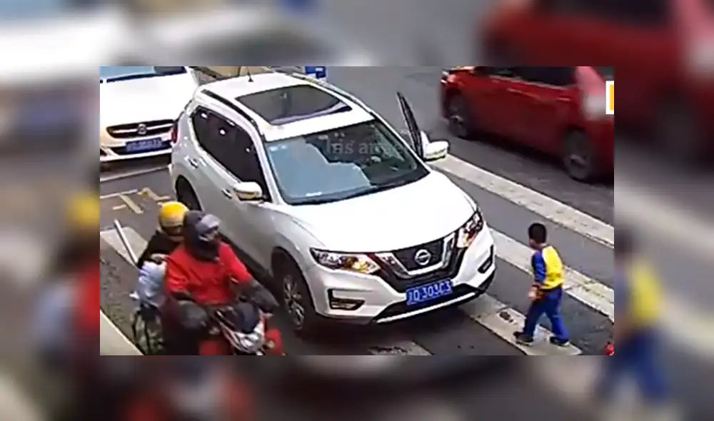 Vía YouTube. Cámaras de seguridad captaron la furiosa reacción que tuvo el pequeño tras ser embestido junto a su progenitora cuando cruzaban una avenida