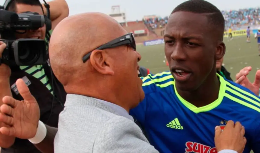 Luis Advíncula salió campeón en Cristal con Roberto Mosquera en 2012.