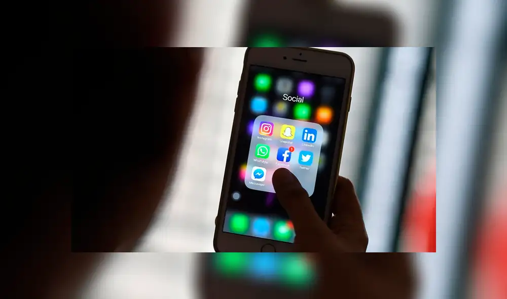 Pareja se toma fotografías íntimas con celular robado y dueña las sube a redes para vengarse [FOTOS]