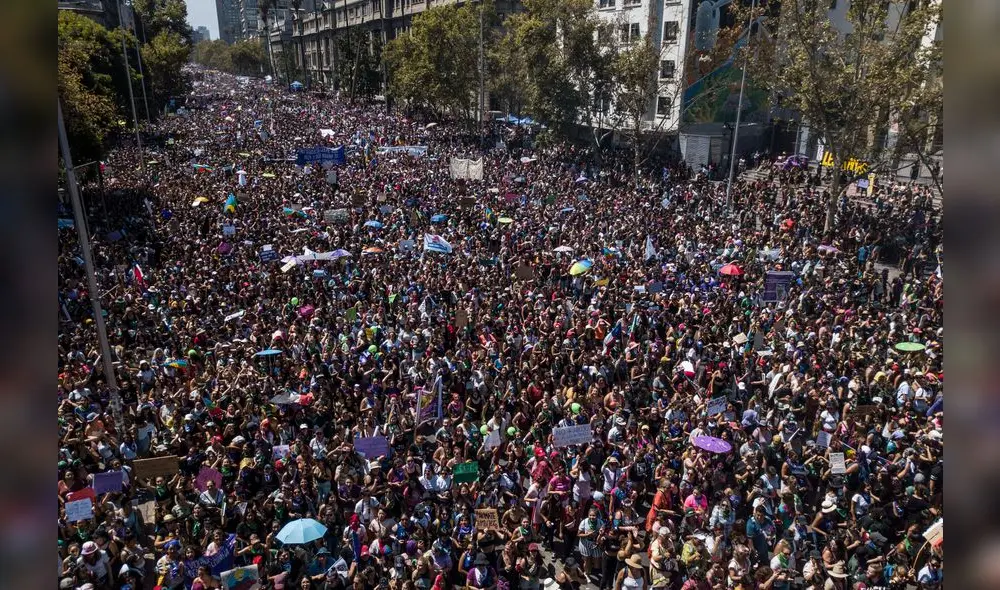 Mujeres exigen igualdad y fin de la violencia en todo el mundo. Foto: AFP.
