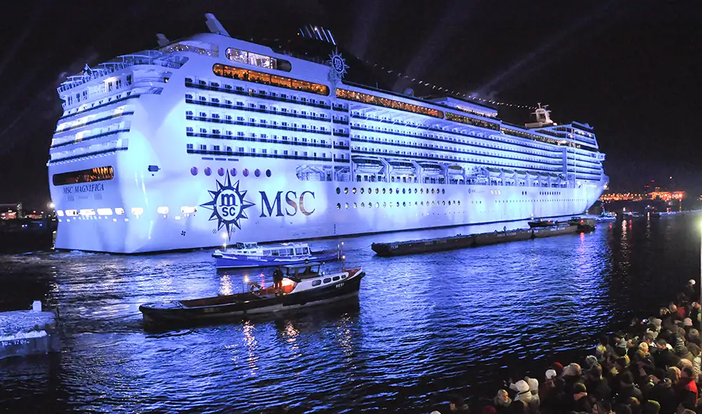 El magistral navío puede albergar a más de 2500 pasajeros en 1.259 camarotes acondicionados con balcones.