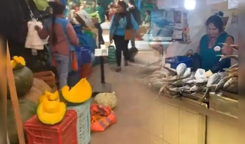 Cusco. comerciantes esperan que los camiones puedan llegar a su destino. Foto LR Cusco. comerciantes esperan que los camiones puedan llegar a su destino. Foto LR