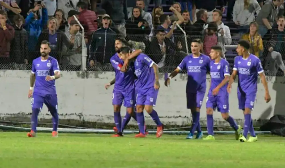 Defensor Sporting nunca renunció al ataque y logró dar vuelta al partido en el último minuto. Foto: Ovación Digital. Defensor Sporting nunca renunció al ataque y logró dar vuelta al partido en el último minuto. Foto: Ovación Digital.