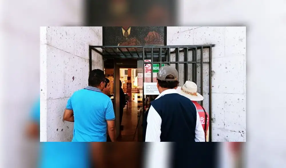 La medida tomó de sorpresa a los cientos de personas que iban a realizar diversos trámites.