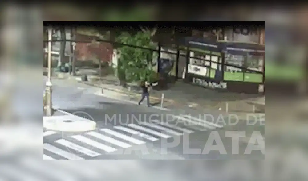 Tras el ataque el sospechoso huye del lugar.  Foto: Captura