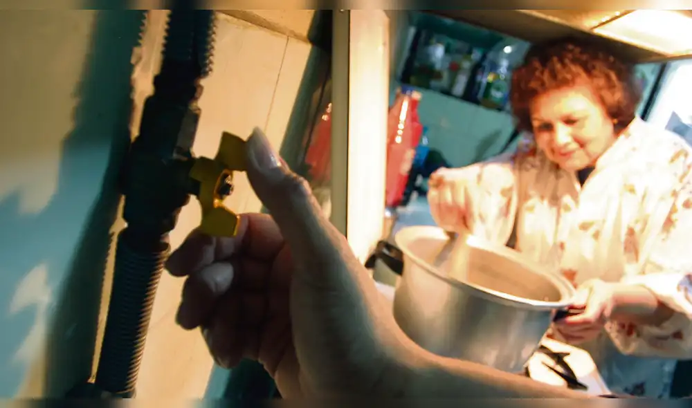 Conexiones. Martín Vizcarra anunció que, durante el primer año de contrato, más de 64,000 familias serían las beneficiadas.