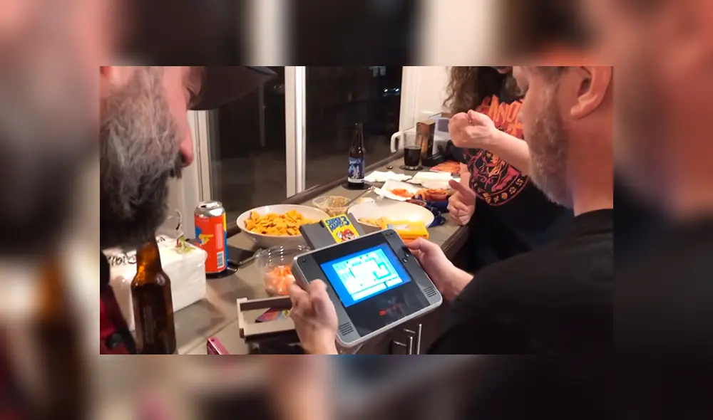 La batería de Retro Champ en modo portátil brinda de 3 a 5 horas de juego.