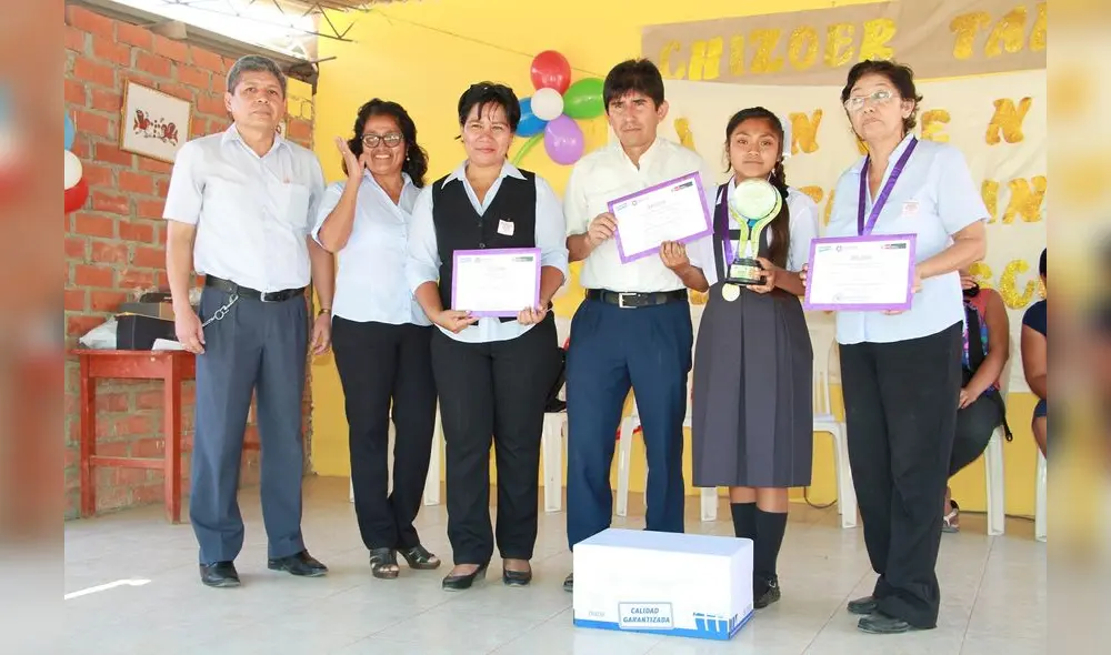 Estudiantes y padres de familia recibieron premios por su puntualidad a ceremonia Estudiantes y padres de familia recibieron premios por su puntualidad a ceremonia