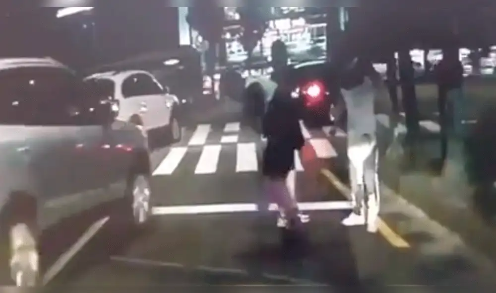 YouTube: hombre golpea a policía pero él reacciona con un sorprendente truco marcial [VIDEO] 