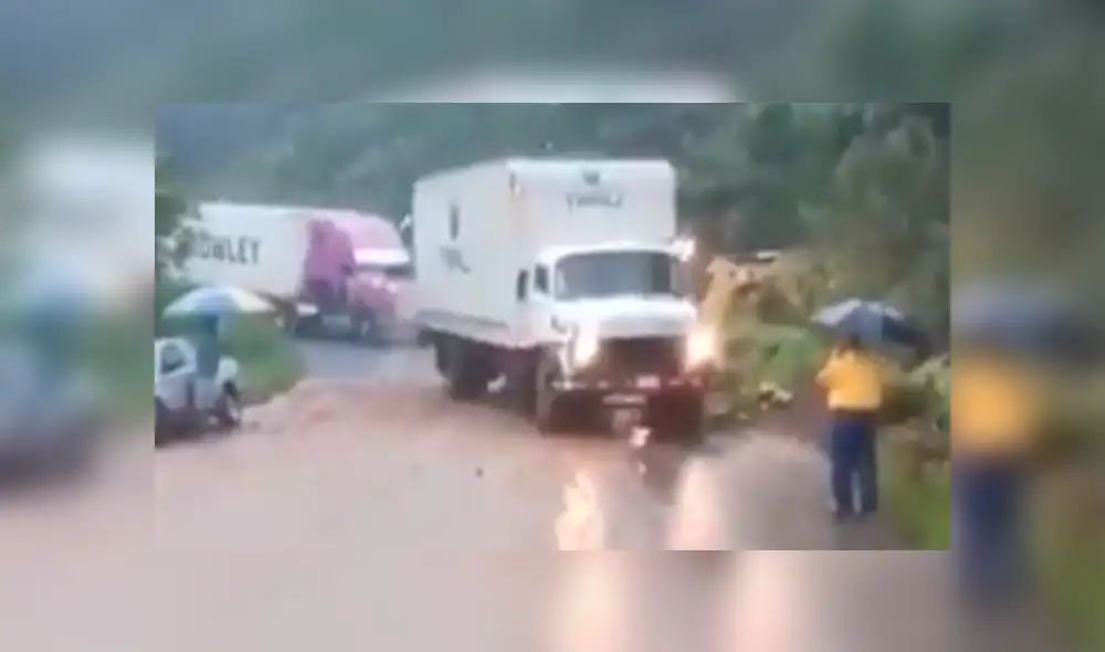 Facebook viral: enorme camión está por volcarse y hombre lo detiene con paraguas [VIDEO]