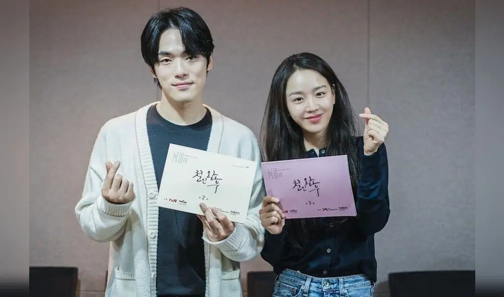 Kim Jung Hyun y Shin Hye Sun en la lectura del guion de Queen Choerin. Foto: tvN Kim Jung Hyun y Shin Hye Sun en la lectura del guion de Queen Choerin. Foto: tvN