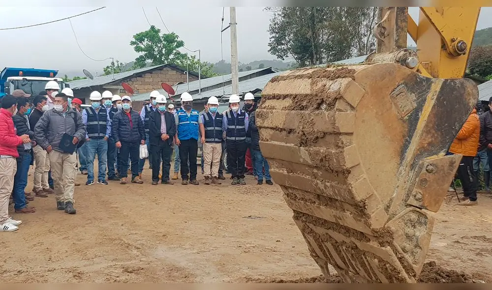 Entrega de terreno para construir carreteras en Amazonas