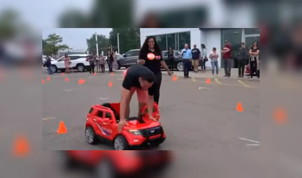 El hombre cogió el juguete, sin imaginar que se llevaría una dura lección. Foto: captura