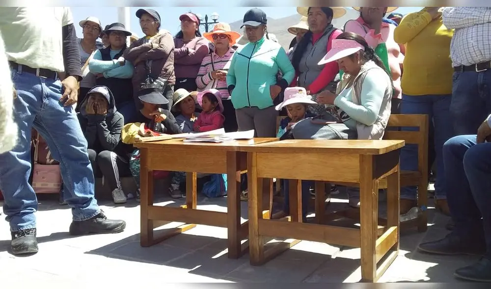 Arequipa: padres protestan porque sus hijos no caben en las carpetas que les entregaron Arequipa: padres protestan porque sus hijos no caben en las carpetas que les entregaron