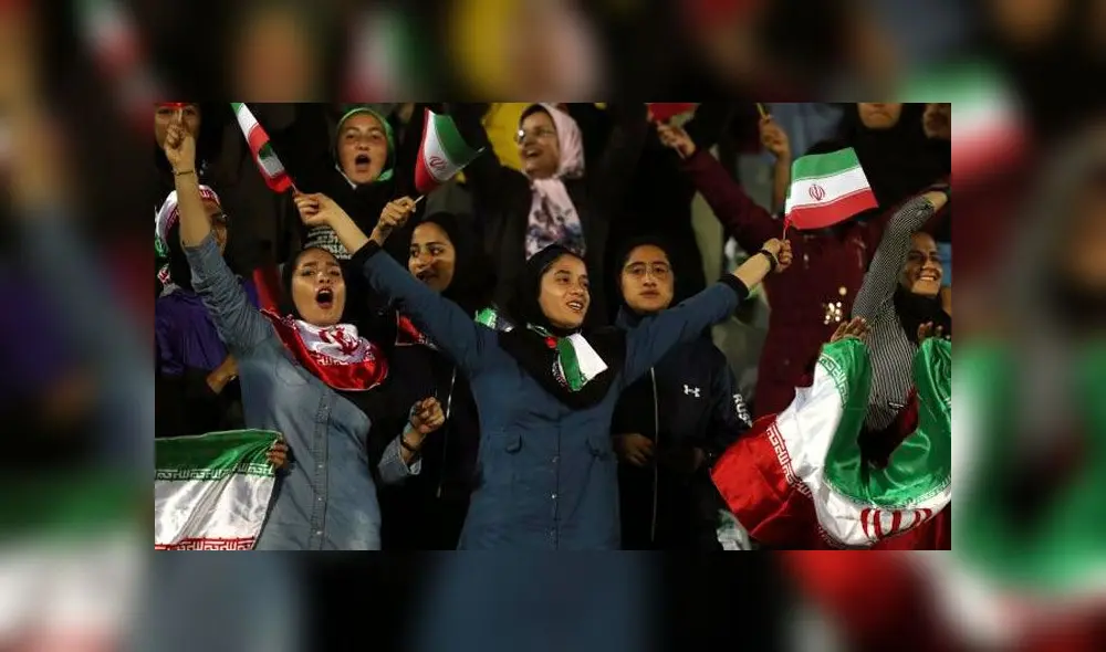 La mujer se había disfrazado de hombre para colarse en el estadio y ver jugar a su equipo favorito. Imagen referencial de un grupo de mujeres iraníes que obtuvo un permiso especial para ver jugar a su selección / AFP. La mujer se había disfrazado de hombre para colarse en el estadio y ver jugar a su equipo favorito. Imagen referencial de un grupo de mujeres iraníes que obtuvo un permiso especial para ver jugar a su selección / AFP.