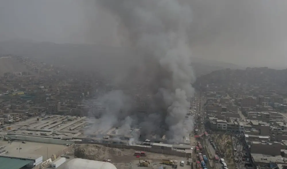 Se desconocen causas de incendio en el mercado conocido como 'La Cachina Fashion' . Foto: Flavio Matos / La República Se desconocen causas de incendio en el mercado conocido como 'La Cachina Fashion' . Foto: Flavio Matos / La República