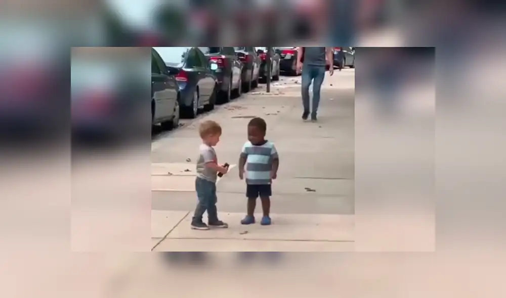 Video es viral en YouTube. Dos pequeños se volvieron amigos inseparables, al punto de que dos días para ellos fue una eternidad y este conmovedor abrazo lo prueba. Foto: Captura. Video es viral en YouTube. Dos pequeños se volvieron amigos inseparables, al punto de que dos días para ellos fue una eternidad y este conmovedor abrazo lo prueba. Foto: Captura.
