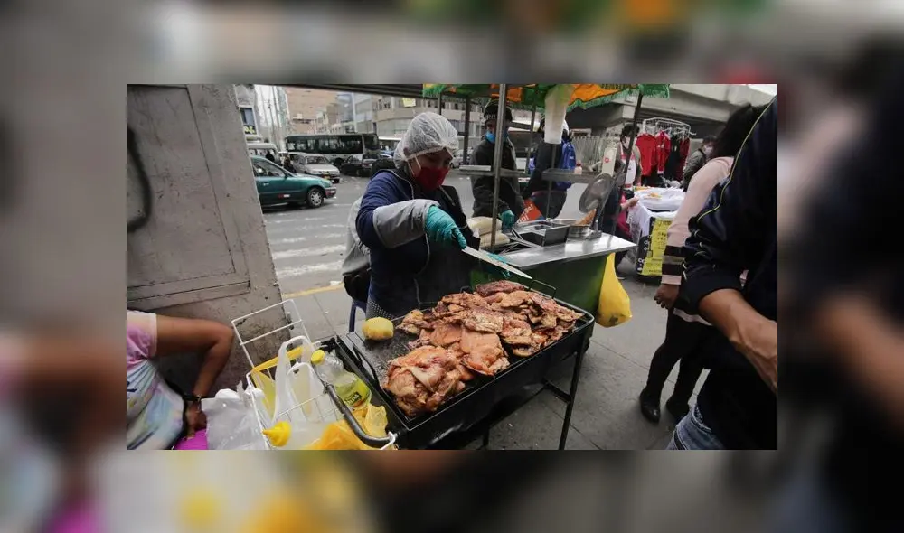 Ambulantes venden comida cerca a la pista en La Victoria. Créditos: John Reyes / La República