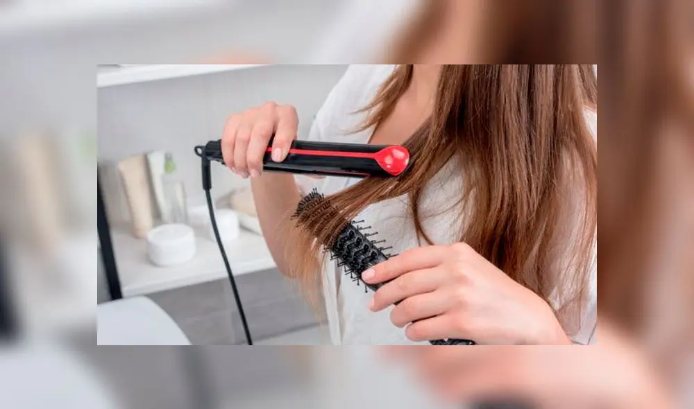 Joven muere electrocutada al usar una plancha para el cabello [VIDEO]