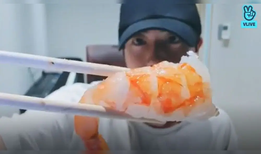 Desliza para ver más fotos de Jin de BTS. Créditos: V Live