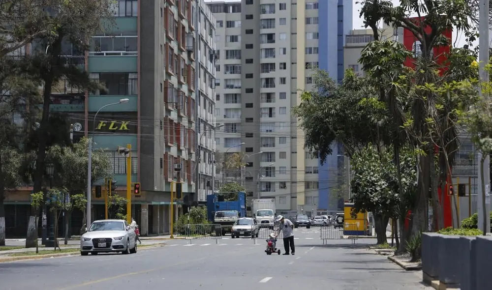 Limeños en calles aledañas a la avenida Arequipa. Foto: Flavio Matos/La República