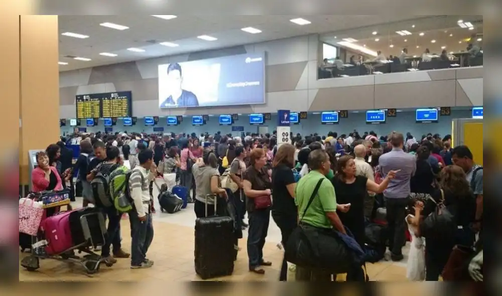 Usuarios reportan retrasos en vuelos por no poder aterrizar en el Jorge Chávez