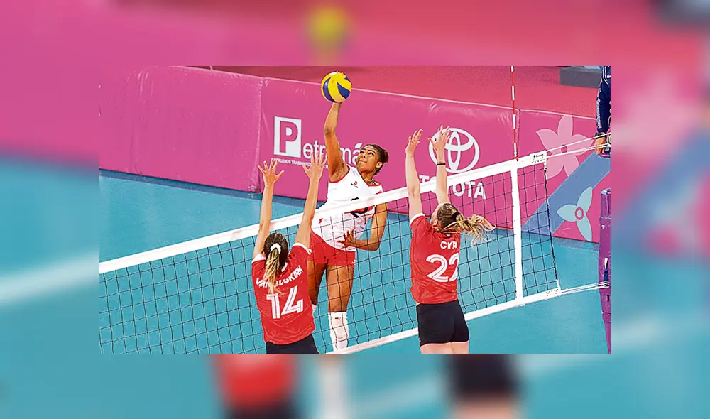 Potencia. Ángela Leyva superando el bloqueo de Canadá. Fue un partido disputado en el Polideportivo del Callao.