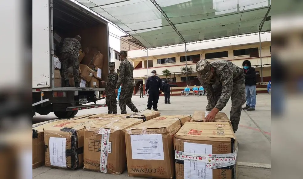 soldados cargan mascarillas