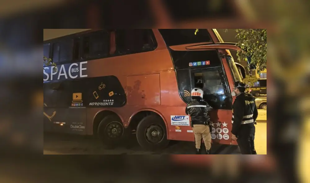 A las personas ubicadas dentro de bus se les aplicará pruebas rápidas y se les aplicará una multa. (Foto: Joel Robles / URPI - GLR)