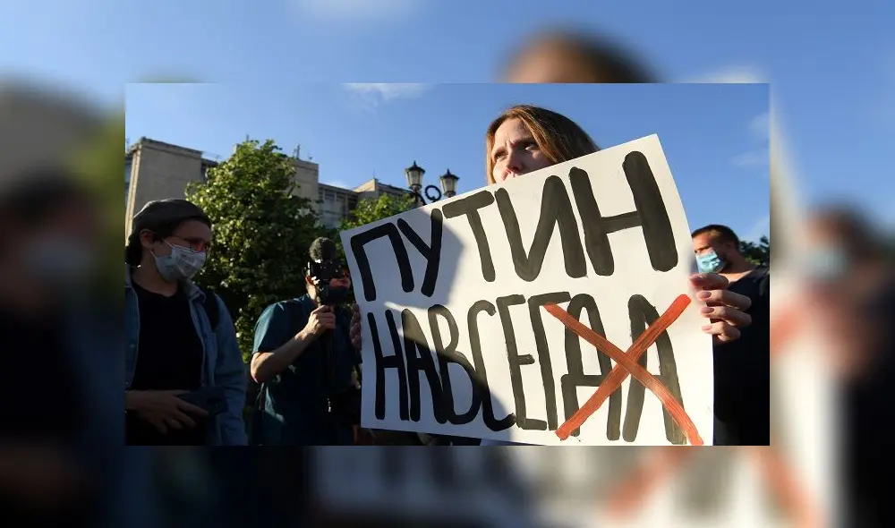 A woman protests against amendments to the Constitution of Russia on Pushkinskaya Square in downtown Moscow on July 1, 2020, as Russians vote in the final day of a ballot on constitutional reforms allowing President Putin to potentially stay in power until 2036. (Photo by Kirill KUDRYAVTSEV / AFP)