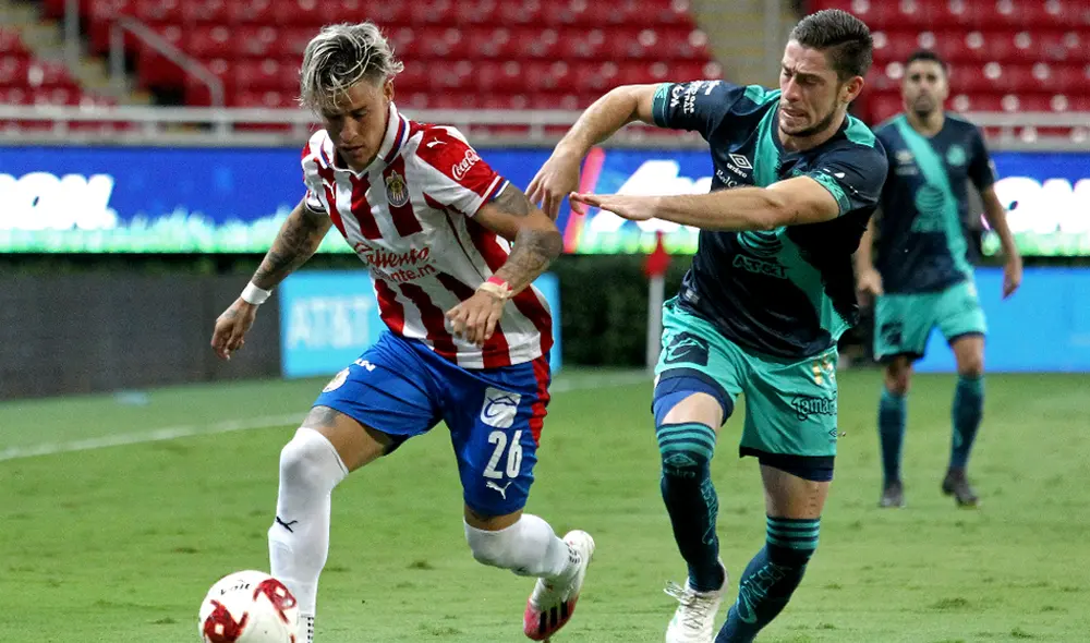 Santiago Ormeño se rindió ante Paolo Guerrero. | Foto: AFP Santiago Ormeño se rindió ante Paolo Guerrero. | Foto: AFP