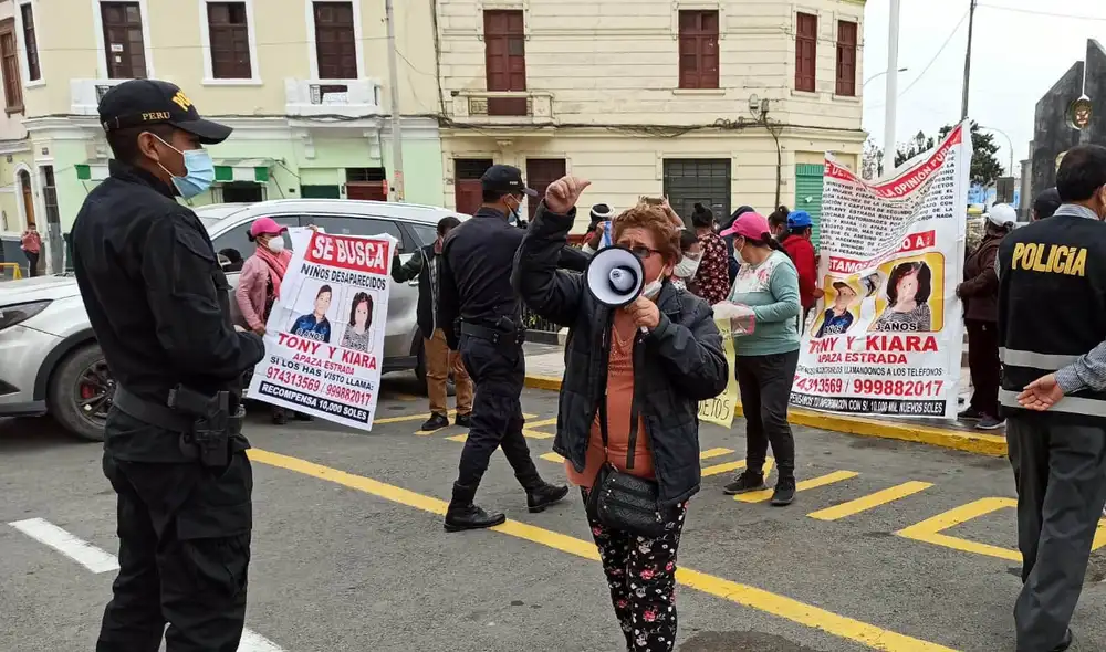 Protesta de familiares fue realizada en el Cercado de Lima frente a la Dirincri. Foto: URPI-GLR