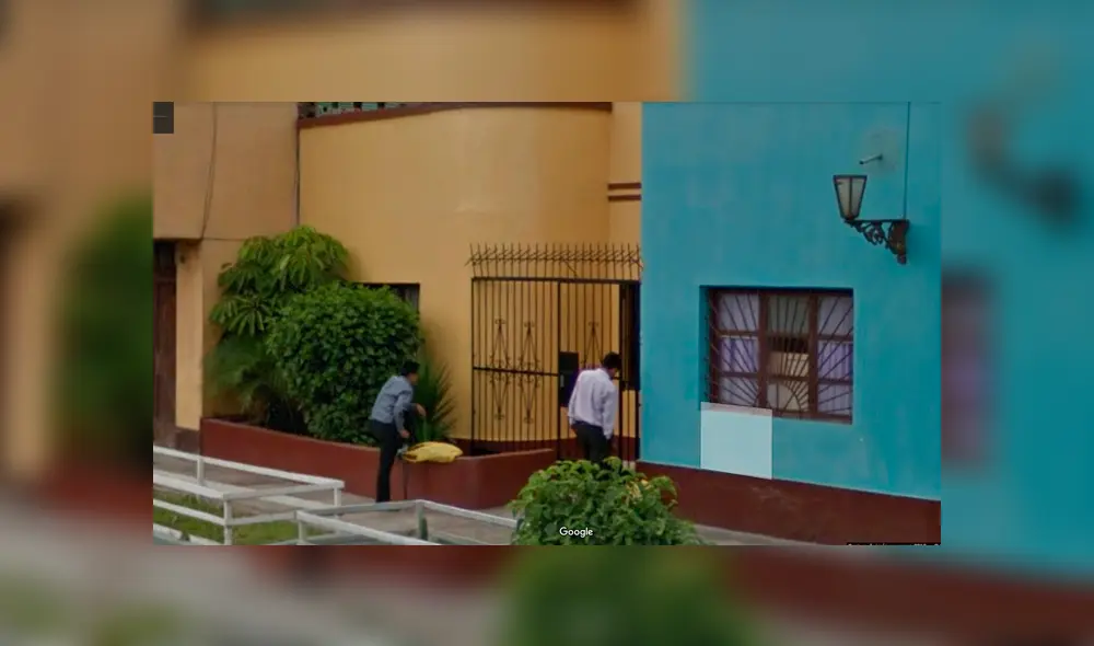 Google Maps: 'Testigos de Jehová' son captados tocando la puerta de una casa, pero detalle hace reír a miles [FOTOS]