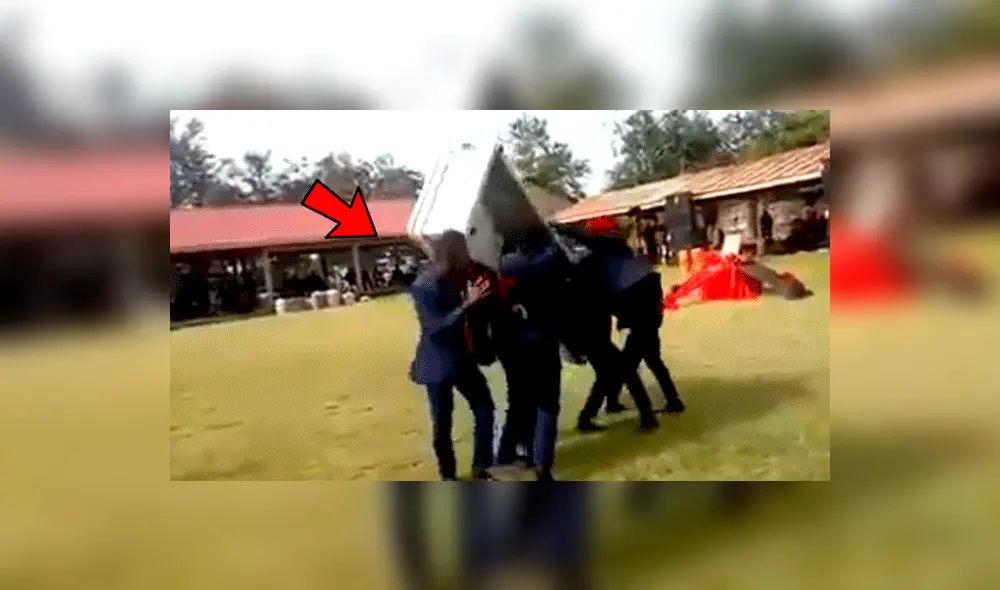 YouTube viral: hombres danzan con ataúd en hombros y un descuido hace que el cadáver caiga [VIDEO]