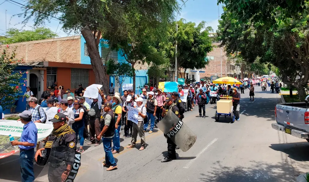 En el caso de Huarmaca, los ciudadanos bloquean parte de la vía Fernando Belaunde Terry. En el caso de Huarmaca, los ciudadanos bloquean parte de la vía Fernando Belaunde Terry.