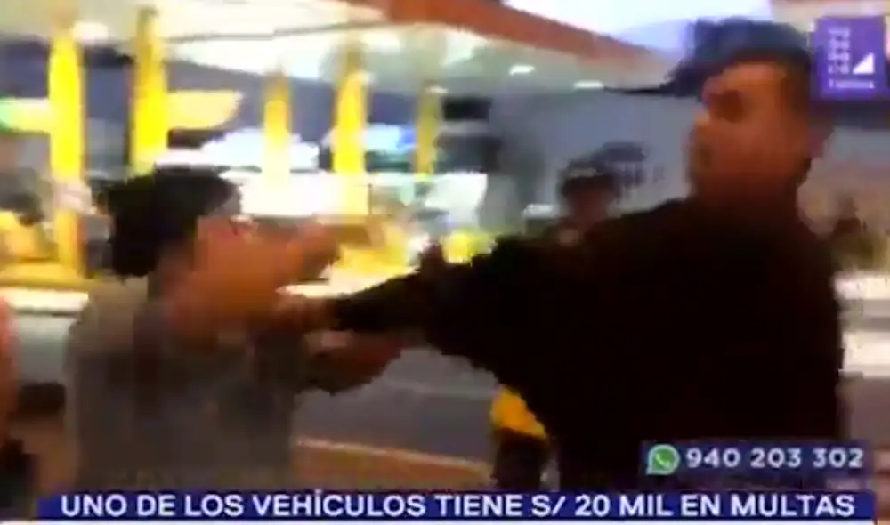 Conductor de cúster se agarra a golpes con chofer extranjero en plena av. Arequipa [VIDEO]