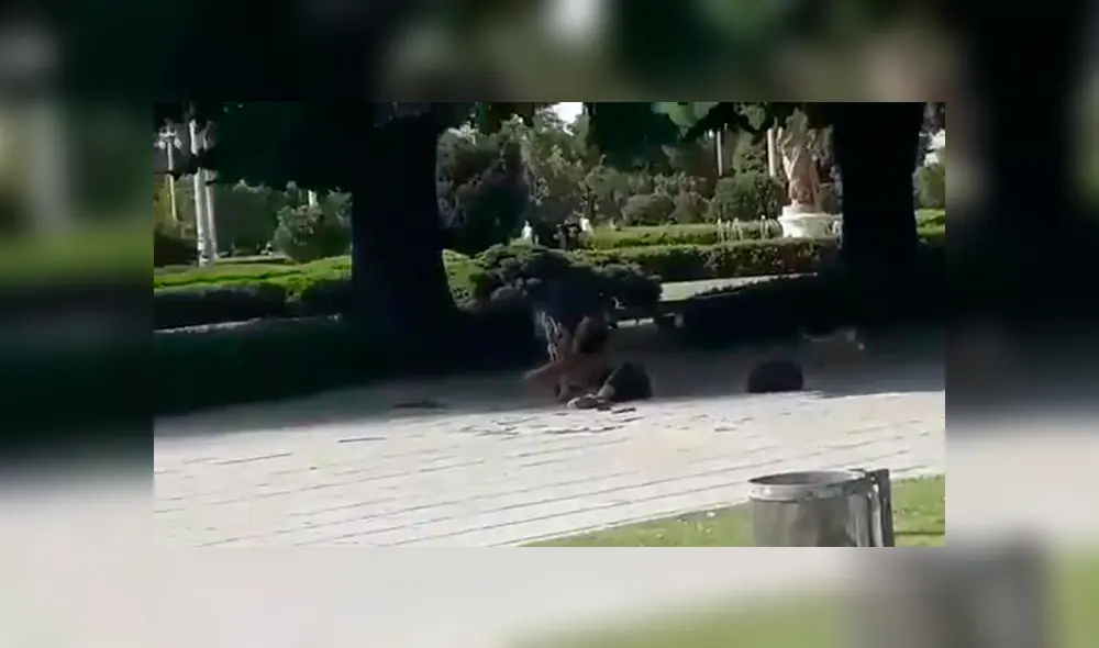 El brutal momento en que hombre apuñala a otro en una plaza frente a varios peatones [VIDEO]