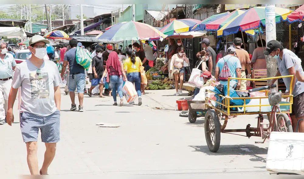 Ambulantes continúan invadiendo las vías públicas, corriendo riesgo de contagio del Covid-19.