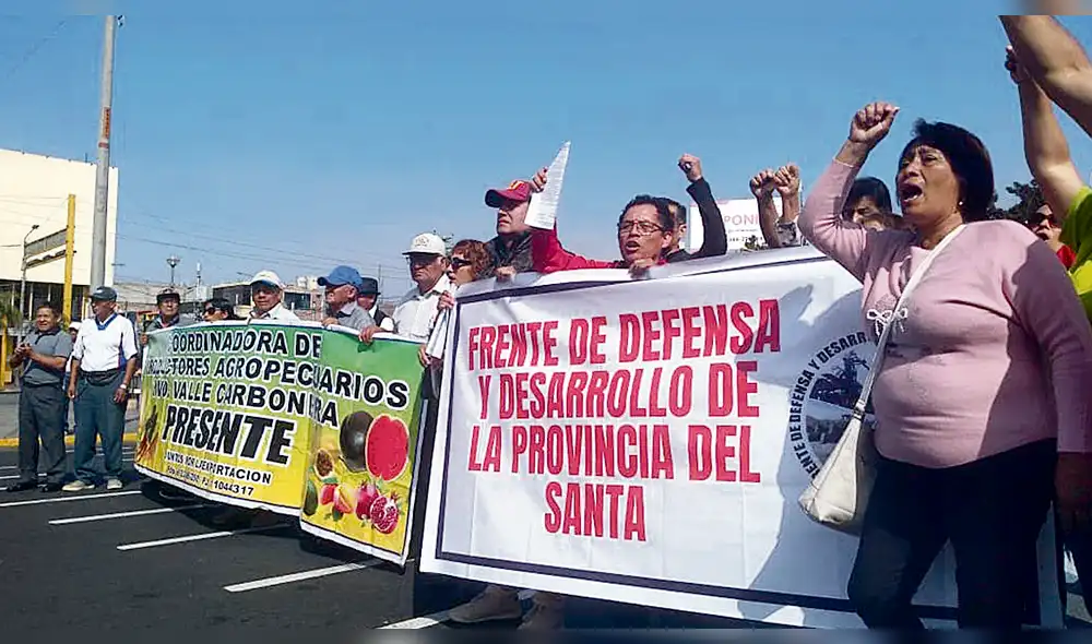 protesta. Frente de Defensa protestó en izamiento del Pabellón. protesta. Frente de Defensa protestó en izamiento del Pabellón.