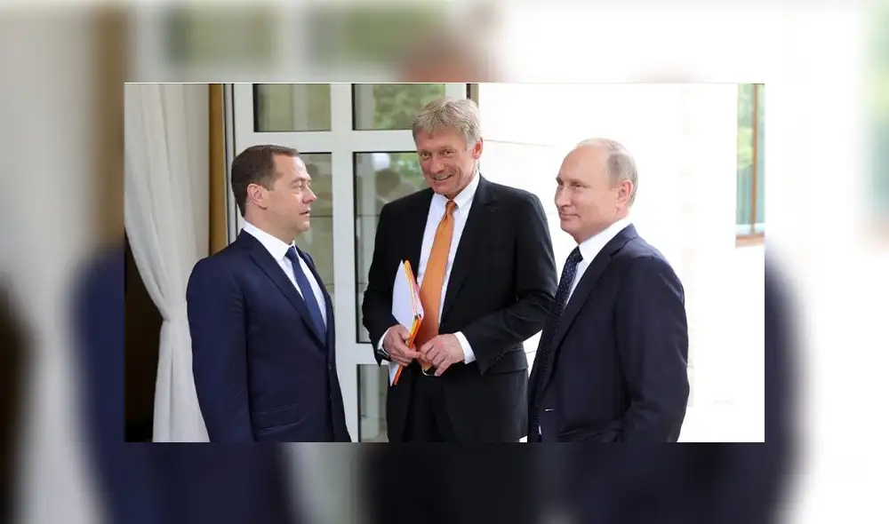El presidente de Rusia, Vladimir Putin, junto a su portavoz Dmitry Peskov y el primer ministro, Dmitry Medvedev. Foto: AFP. El presidente de Rusia, Vladimir Putin, junto a su portavoz Dmitry Peskov y el primer ministro, Dmitry Medvedev. Foto: AFP.
