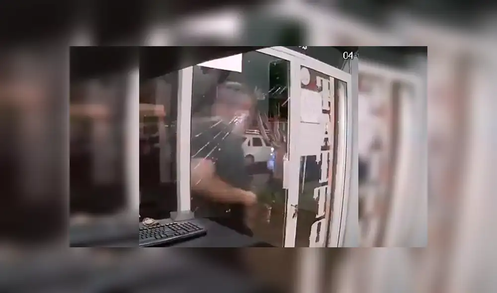 Facebook viral: joven distraído impacta contra puerta de vidrio y la rompe en segundos [VIDEO]