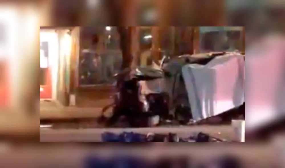 El conductor iba a excesiva velocidad causando el accidente. El conductor iba a excesiva velocidad causando el accidente.