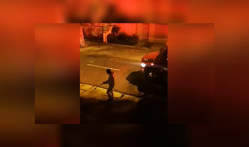 A través de Facebook se hizo viral el momento en que un camión de bomberos fumiga las calles con la canción Buffalo Soldier.