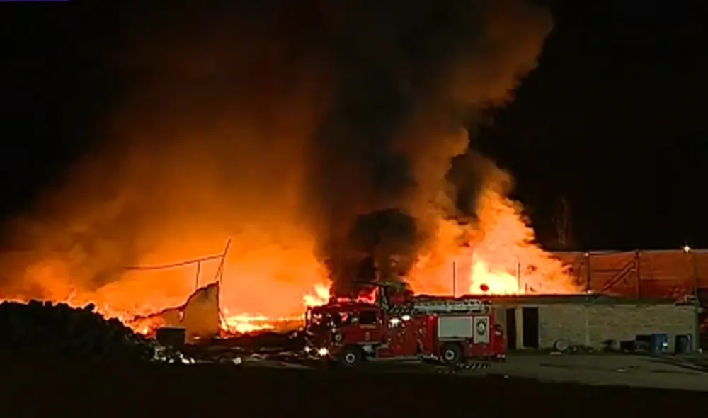 Un dantesco incendio causó estragos en un almacén de Huachipa. (Foto: Captura Latina) Un dantesco incendio causó estragos en un almacén de Huachipa. (Foto: Captura Latina)