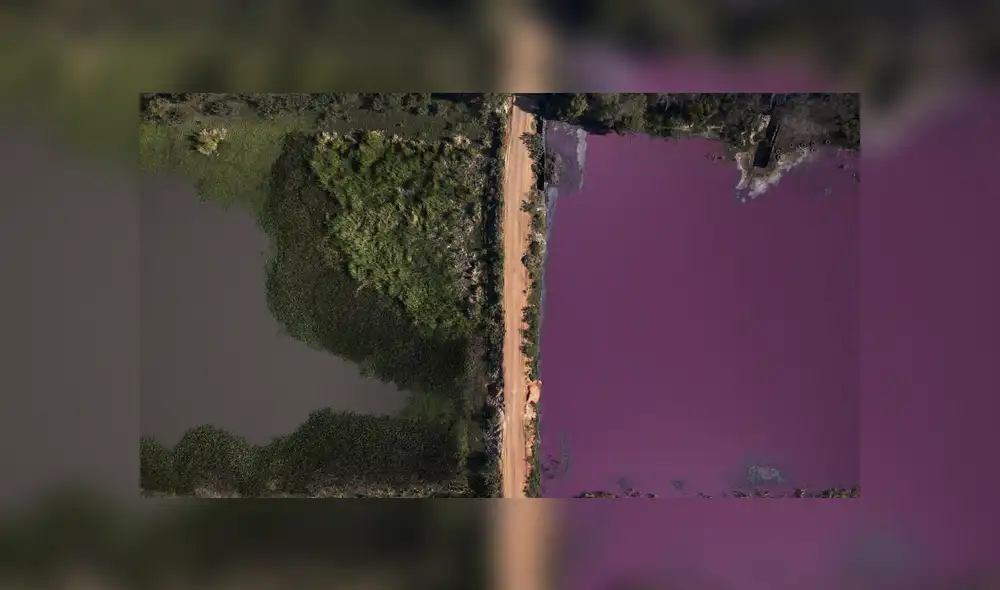 Un camino divide la laguna en el que se observa uno de color rojo y el otro de color azul. Foto: AFP Un camino divide la laguna en el que se observa uno de color rojo y el otro de color azul. Foto: AFP
