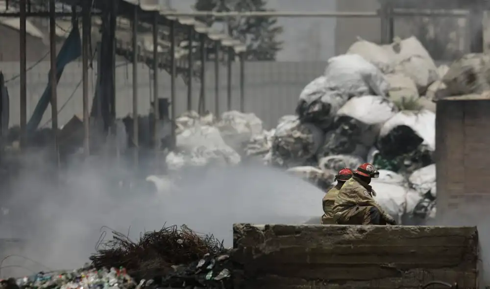 Bomberos logran controlar el incendio en fábrica y almacén de pinturas en la Urbanización Chacra Cerro, en Comas. Foto: Antonio Melgarejo / La República.