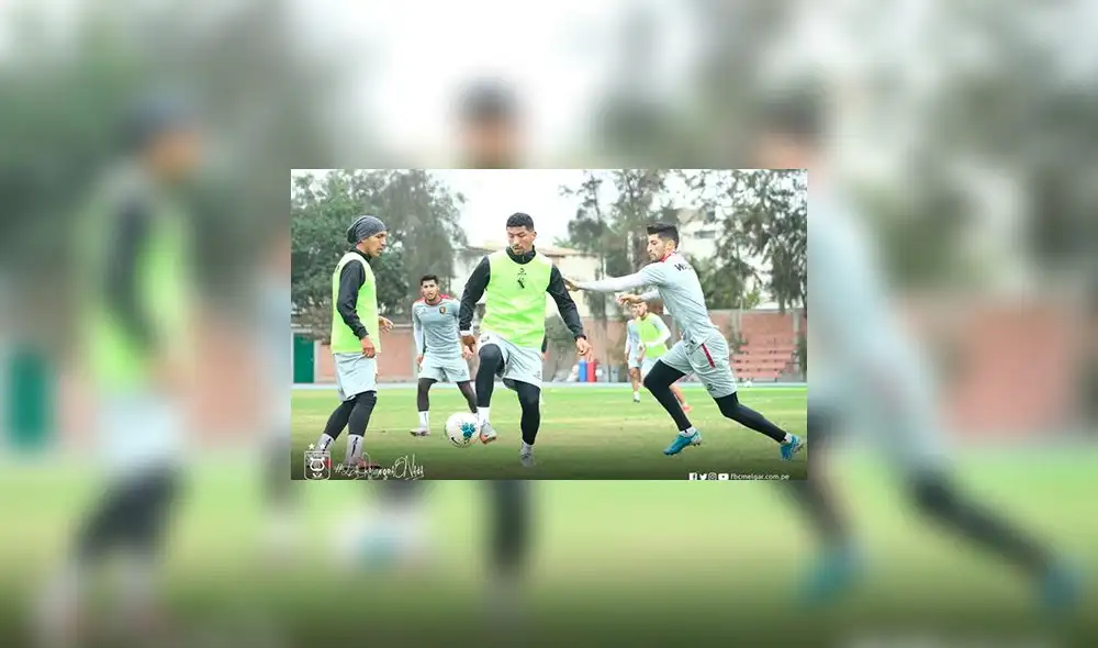 Hinostroza domina el balón durante los entrenamientos de FBC Melgar (Foto: Prensa Melgar)