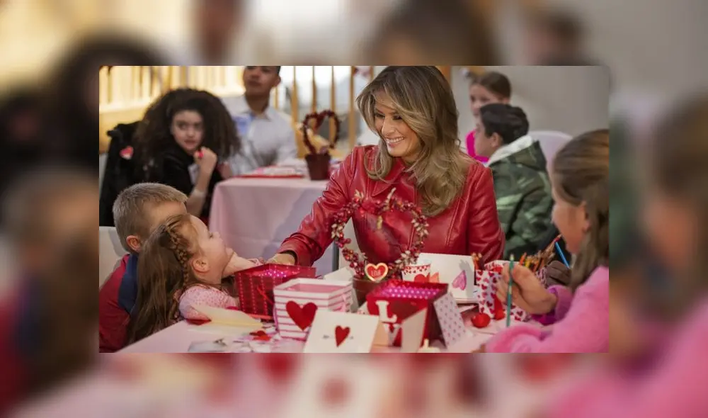 La primera dama también intercambió tarjetas de San Valentín con los niños que estaban emocionados de conocerla.